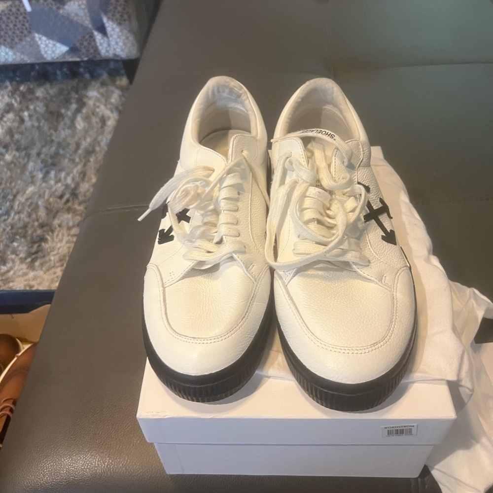 Off-white - Picture 2 of 6